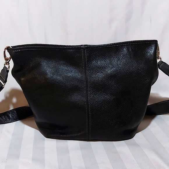 12. ROOTS VINTAGE LEATHER BUCKET CROSSBODY BAG! - Picture 1 of 7